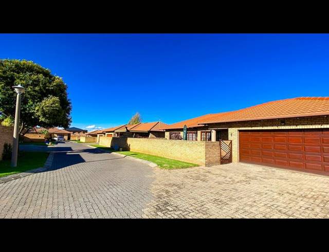 3 BEDROOM TOWNHOUSE FOR SALE IN NEWMARKET